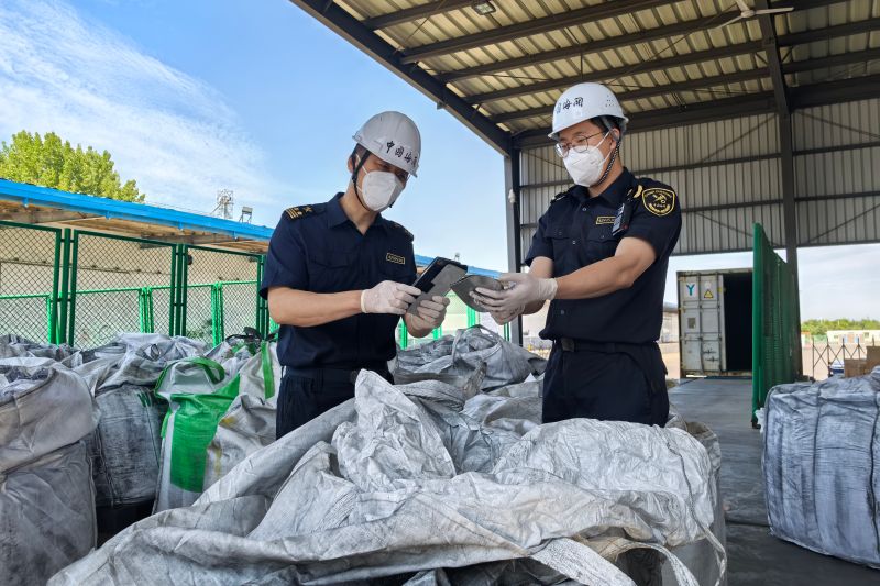 煙臺海關(guān)查獲禁止進口鋰電池廢料25.5噸（圖）