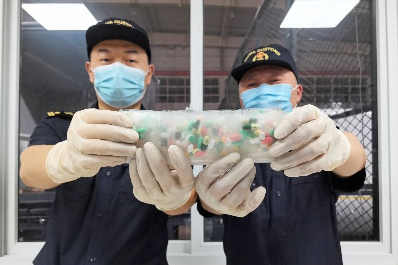 煙臺海關(guān)查獲“三無”減肥產(chǎn)品超7萬粒（圖）