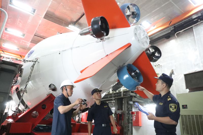 “深海一號”科考船通關(guān)出境（圖）