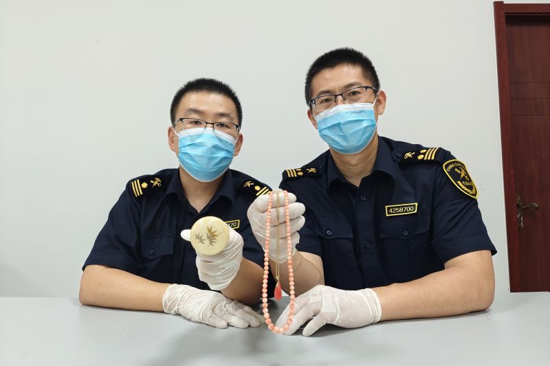 煙臺海關(guān)在進境郵件中截獲象牙和紅珊瑚制品（圖）