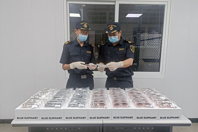 煙臺海關(guān)查獲侵權(quán)墨鏡138副（圖）