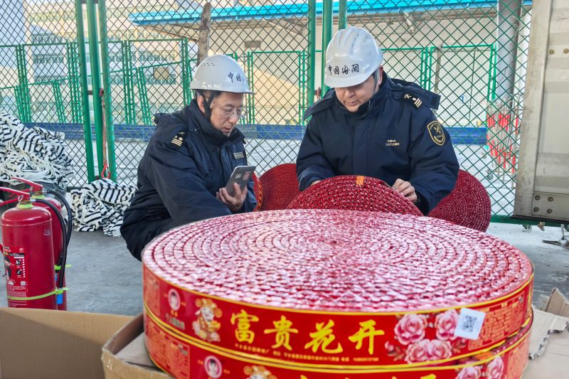 海關(guān)全力保障空運快件快速通關(guān)（圖）