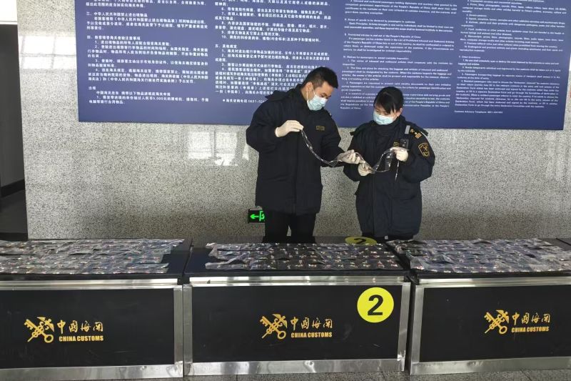 威海海關(guān)查獲夾藏出口煙花爆竹71噸（圖）