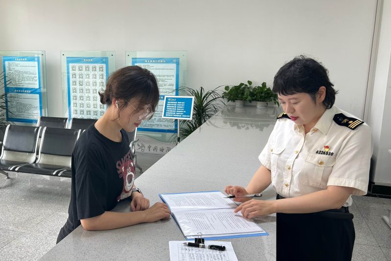 青島空港口岸實(shí)現(xiàn)“一次過檢，兩檢合一”（圖）