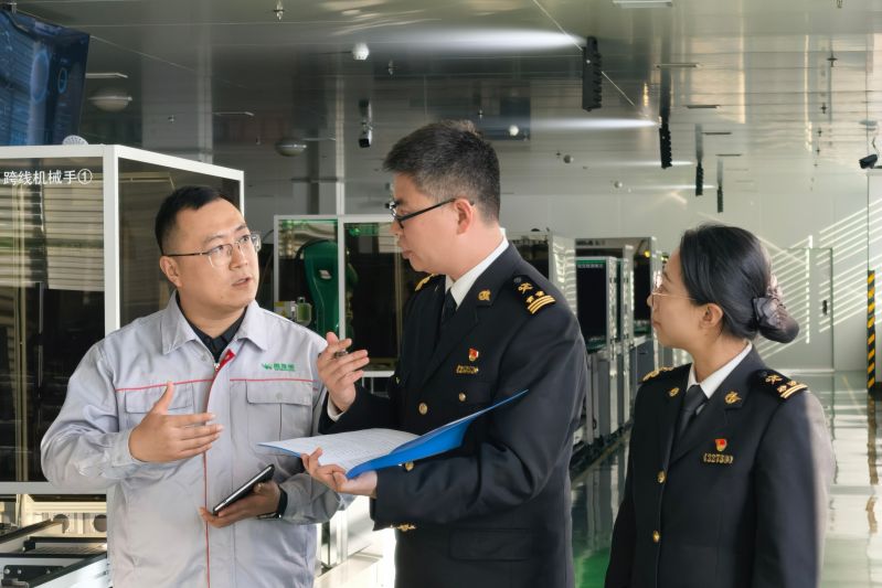 風(fēng)雪守國門 跨境保通暢（圖）