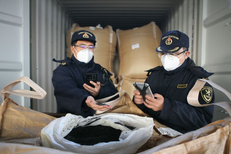 煙臺(tái)海關(guān)查發(fā)船員違規(guī)攜帶物品進(jìn)境（圖）