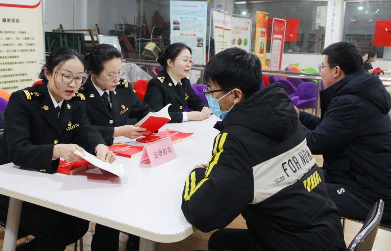 青島膠東機(jī)場(chǎng)海關(guān)查獲攜帶禁止出境文物27件（圖）